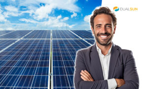 Propriétaire pose fièrement devant son installation solaire de la marque Dualsun