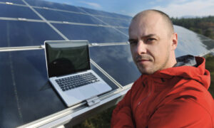 Un ingénieur qui paramètre les réglage d'une installation solaire pour améliorer son rendement