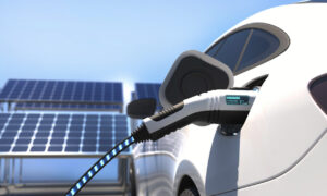 Rechargement d'une voiture électrique avec de l'énergie verte produite par des panneaux solaires