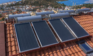 Chauffe-eau solaire installé sur le toit d'une maison du sud de la France