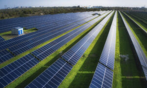 Une centrale solaire sur un terrain transformé en ferme photovoltaïque