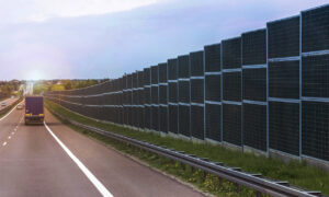 Des panneaux solaires le long d'une autoroute