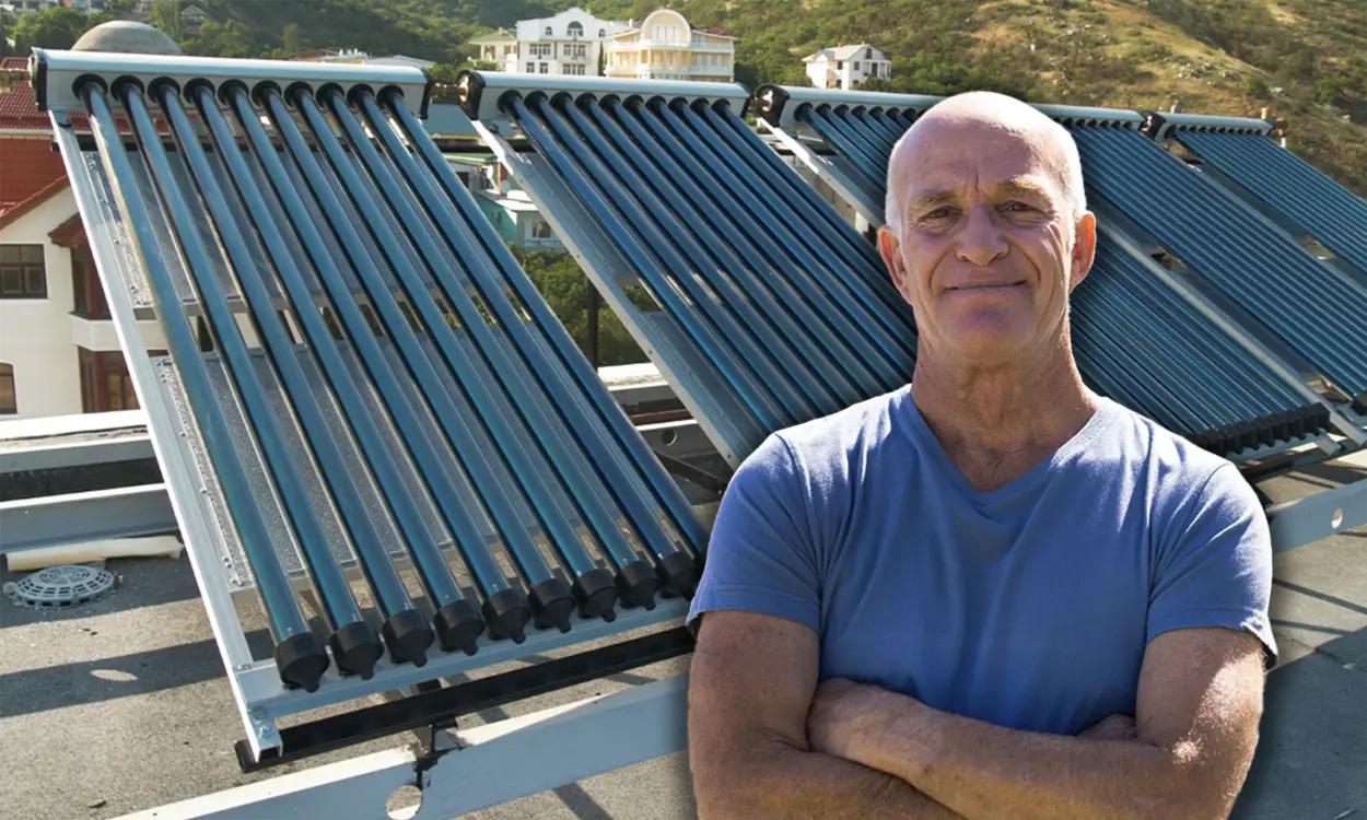 Un propriétaire qui pose fièrement devant son installation solaire hybride