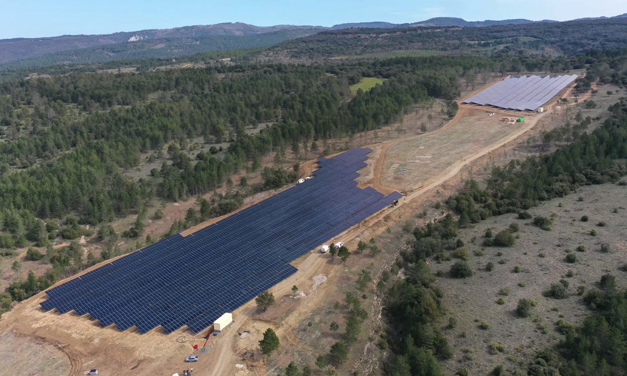 Prise de vue aérienne de la centrale solaire photovoltaïque de Luc-sur-Aude