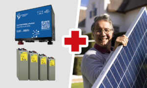 Des batteries solaires avec un propriétaire qui tien un panneau photovoltaïque