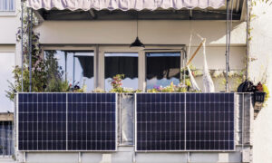 Des panneaux solaires photovoltaïques installés sur le balcon d'un appartement