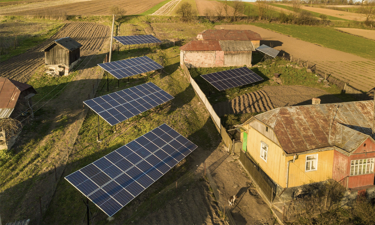 Plusieurs installation solaires sur un terrain
