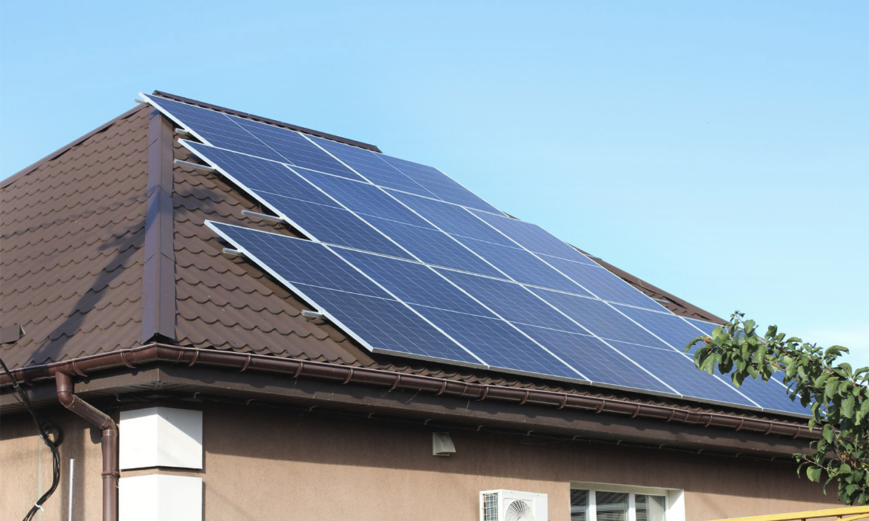 Installation solaire photovoltaïque sur le toit d'une maison individuelle